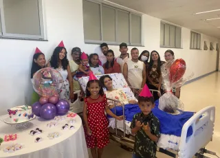 Comissão de Humanização do Hospital Estadual Costa das Baleias realiza festa de aniversário para paciente oncológico