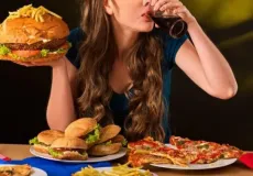 Compulsão alimentar: confira os sintomas e os gatilhos dessa doença