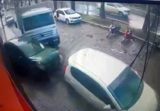 Condutor embriagado é preso após caçamba desgovernada causar danos em Teixeira de Freitas