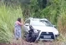 Condutora perde controle e colide com poste na BA-290 em Teixeira de Freitas