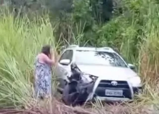 Condutora perde controle e colide com poste na BA-290 em Teixeira de Freitas