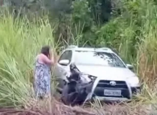 Condutora perde controle e colide com poste na BA-290 em Teixeira de Freitas
