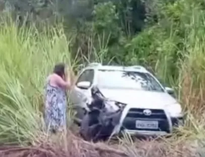 Condutora perde controle e colide com poste na BA-290 em Teixeira de Freitas