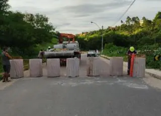 Condutores se arriscam e insistem em trafegar em ladeira isolada no Colina Verde