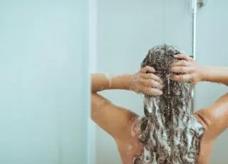 Confira 8 dicas de como lavar o cabelo corretamente