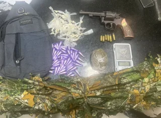 Confronto com a PM em área de mata termina com um morto e apreensão de armas e drogas em Eunápolis