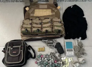 Confronto com a Polícia termina com um suspeito morto e apreensão de armas e drogas em Eunápolis