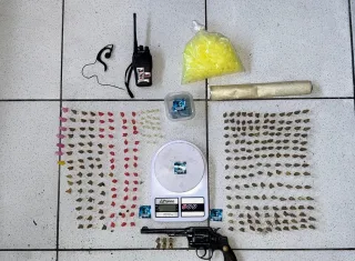 Confronto com a RONDESP termina com um suspeito morto e apreensão de arma e drogas em Porto Seguro