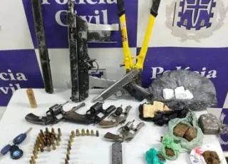 Confronto entre Polícia Civil e traficantes termina com 03 mortos. Submetralhadora, pistola e revólveres foram apreendidos.