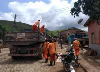 Consórcio Construir junto ao governo participa da ação  de limpeza no distrito de Nova Alegria, em Itamaraju