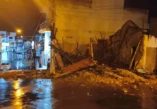 Construção antiga desaba no centro de Medeiros Neto após fortes chuvas