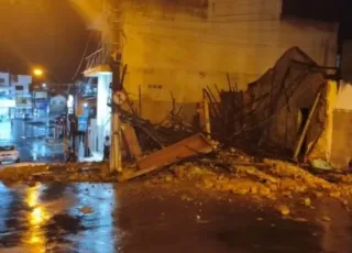 Construção antiga desaba no centro de Medeiros Neto após fortes chuvas