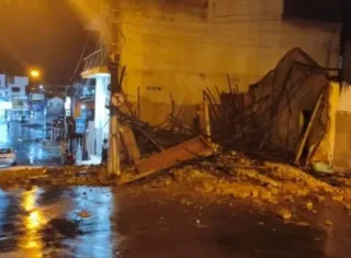 Construção antiga desaba no centro de Medeiros Neto após fortes chuvas
