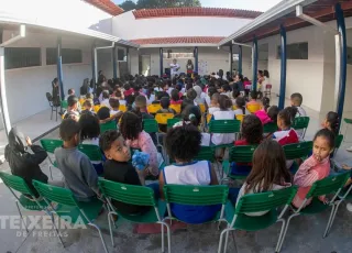 Contação de histórias leva imaginação e leitura para a sala de aula em escola municipal de Teixeira de Freitas