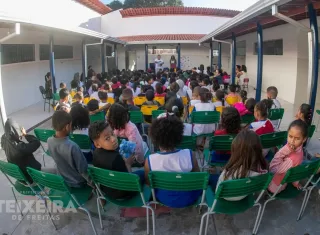 Contação de histórias leva imaginação e leitura para a sala de aula em escola municipal de Teixeira de Freitas
