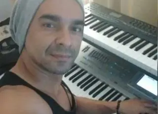 “Contramão mata”, diz cantor Val Paraíba em vídeo divulgado nas redes sociais.