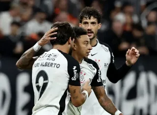 Corinthians derrota Peñarol para seguir 100% na Libertadores