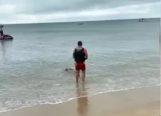 Corpo de um homem com âncora de barco presa ao pescoço é encontrado boiando no mar de Coroa Vermelha