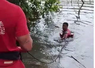 Corpo do sexo masculino é resgatado pelos bombeiros no Rio Alcobaça em Teixeira de Freitas