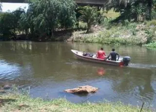 Corpo sem cabeça e sem pernas e braços é encontrado por pescadores no Rio Itanhém em Teixeira de Freitas