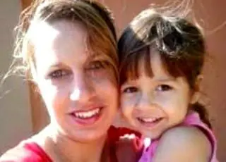 Corpos de mãe e filha são achados enterrados em quintal de casa