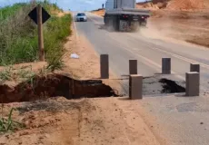 Cratera na BA-290, em Medeiros Neto, preocupa motoristas e aumenta risco de acidentes