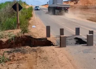 Cratera na BA-290, em Medeiros Neto, preocupa motoristas e aumenta risco de acidentes