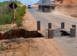 Cratera na BA-290, em Medeiros Neto, preocupa motoristas e aumenta risco de acidentes