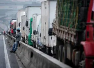 Cresce mobilização de caminhoneiros por nova paralisação
