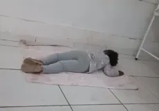 Criança de 02 anos com febre dorme no chão da UMMI enquanto aguarda atendimento médico em Teixeira de Freitas