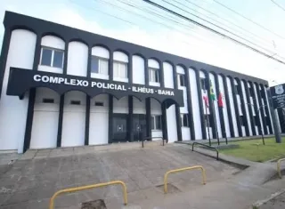 Criança de 2 anos é atingida por faca durante ataque à mãe em barraca de acarajé na Bahia