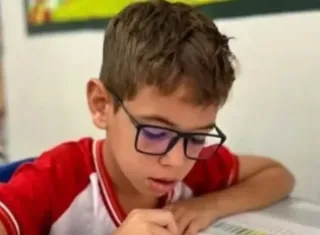 Criança de 9 anos morre após acidente elétrico em praça decorada para o Natal na Bahia