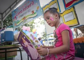 Crianças celebram dia nacional do livro infantil em Teixeira de Freitas