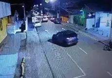 Crianças de 10, 11 e 12 anos furtam carro, dirigem em alta velocidade, batem em moto e são parados pela PM