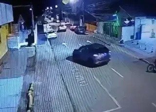 Crianças de 10, 11 e 12 anos furtam carro, dirigem em alta velocidade, batem em moto e são parados pela PM