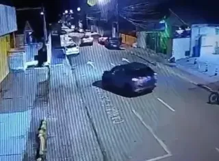 Crianças de 10, 11 e 12 anos furtam carro, dirigem em alta velocidade, batem em moto e são parados pela PM