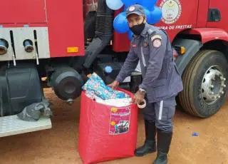 Crianças do Caminho do Mar recebem presentes doados pelos Bombeiros de Teixeira de Freitas