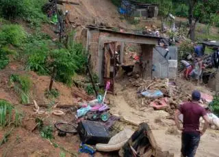 Tragédia - Crianças morrem soterradas após deslizamento de terra em Itamaraju