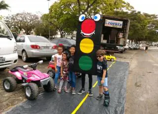 Crianças participam de blitz educativa do Detranzinho para conscientizar condutores em Teixeira de Freitas