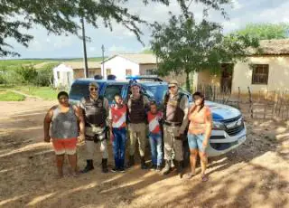 Crianças pegam carona em viatura após perderem transporte escolar