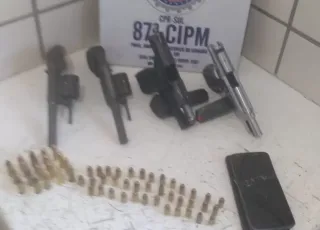 Criminosos armados que assaltaram mercadinho e levaram o carro são presos pela PM poucas horas depois em Teixeira de Freitas