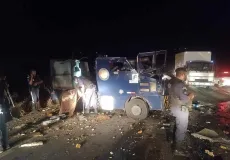 Carro-forte fica destruído após ser explodido em tentativa de roubo na Bahia