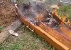 Criminosos invadem cemitério e incendeiam caixão durante enterro no sul da Bahia
