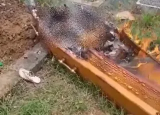 Criminosos invadem cemitério e incendeiam caixão durante enterro no sul da Bahia