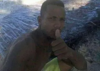 Criminosos tiram carroceiro de dentro de casa e o matam a tiros na frente da esposa