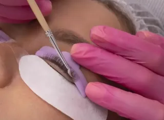 Cuidado! Esses mitos sobre extensão de cílios podem estar te impedindo de ter um olhar marcante  