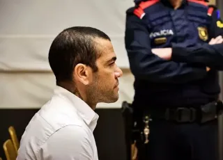 Daniel Alves é condenado a 4 anos e 6 meses de prisão por estupro de jovem em boate de Barcelona  