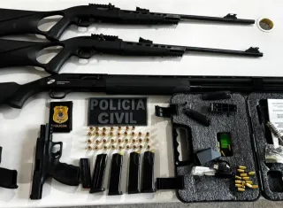DEAM de Porto Seguro apreende cinco armas de fogo em operação após denúncia de violência doméstica