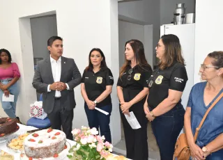 DEAM de Teixeira de Freitas celebra o Dia Internacional da Mulher com café da manhã e cabide solidário