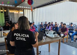 DEAM promove palestra sobre violência doméstica em fábrica de móveis de Teixeira de Freitas